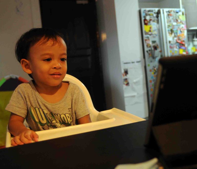 Di rumah ketemu Maha yang lagi serius nonton bus favoritnya :)