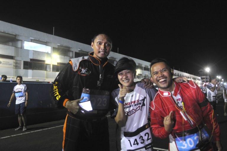 Mereka berdua niat banget pake kostum pembalap. Gokil!