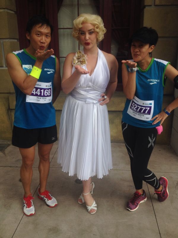 Rela ngantri panjang demi difoto sama Marilyn Monroe :)