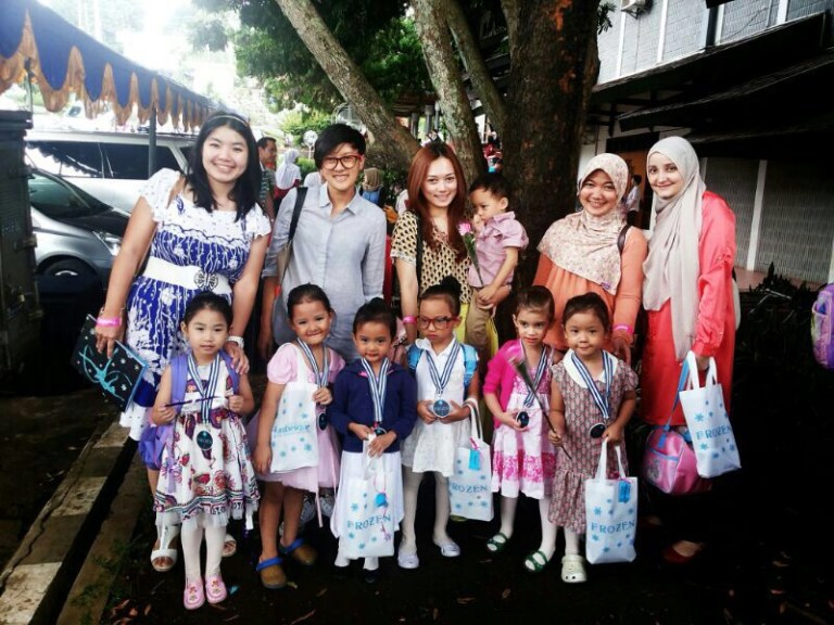 Bareng sama Theona, Qia, Nalla, Naula dan Billa :) *fotonya dari suaminya Gita hihi thx ya