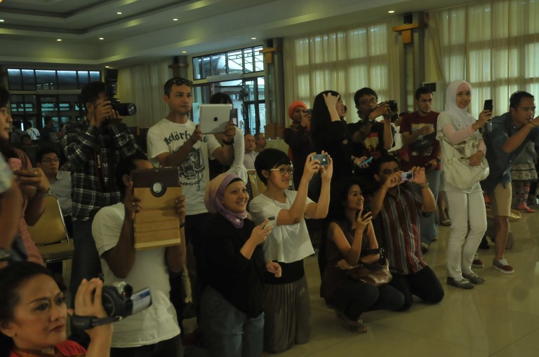 Pemandangan setiap anak-anak konser :) 