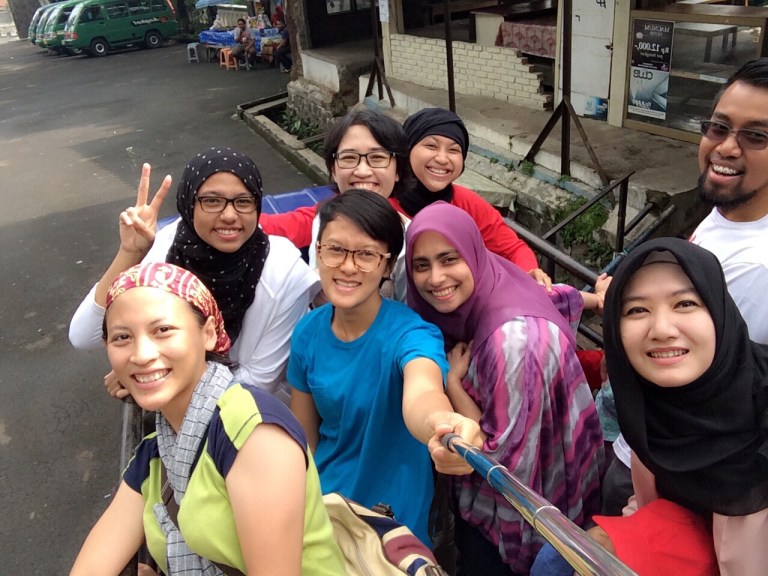 Detik-detik sebelum perjalanan seru pake mobil bak :D