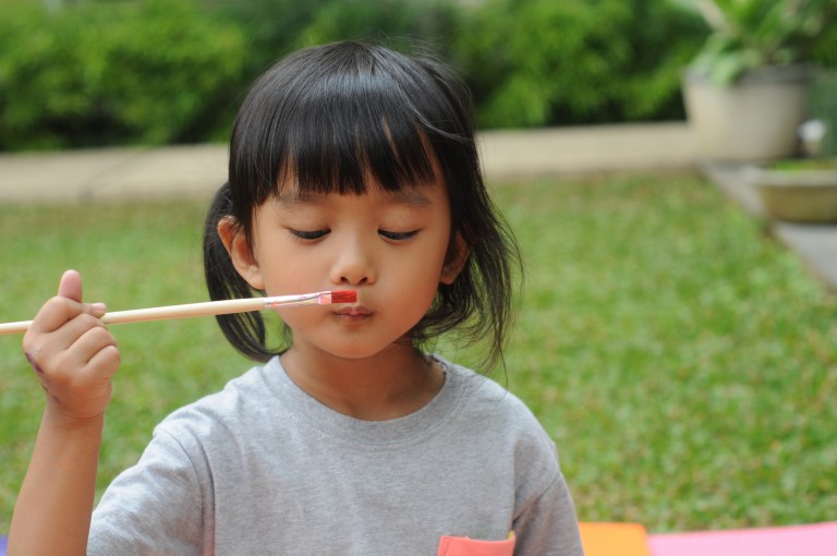 "Aku mau tau bau cat itu kaya gimana sih?" katanya :D